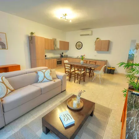 Spacious Apartment, Large Yard, Near Pmic1-1 Apartament *