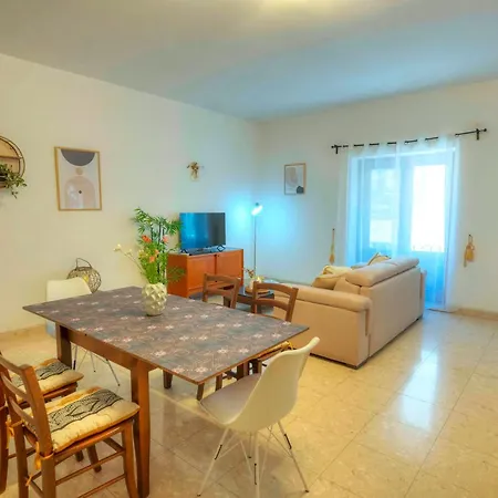 Apartament Spacious Apartment, Large Yard, Near Pmic1-1 Sliema