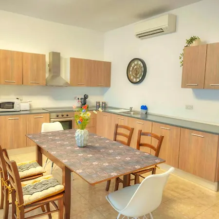 Spacious Apartment, Large Yard, Near Pmic1-1 *