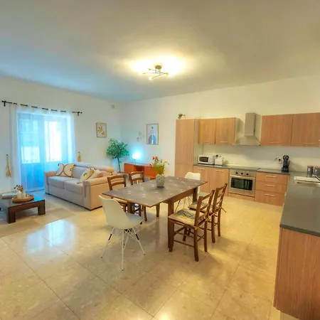 Apartmán Spacious Apartment, Large Yard, Near Pmic1-1 Sliema