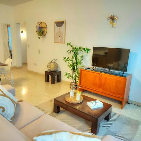 Spacious Apartment, Large Yard, Near Pmic1-1 Lägenhet