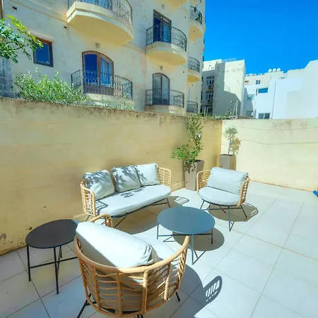 Spacious Apartment, Large Yard, Near Pmic1-1 *