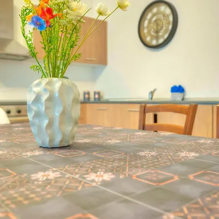 Spacious Apartment, Large Yard, Near Pmic1-1 Апартаменты Слима