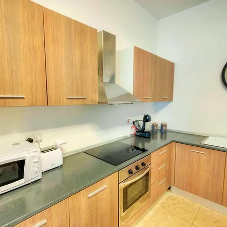 Spacious Apartment, Large Yard, Near Pmic1-1 *